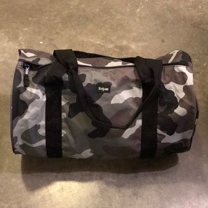 GUC CAMMO DUFFLE BAG. THIRTY ONE BRAND